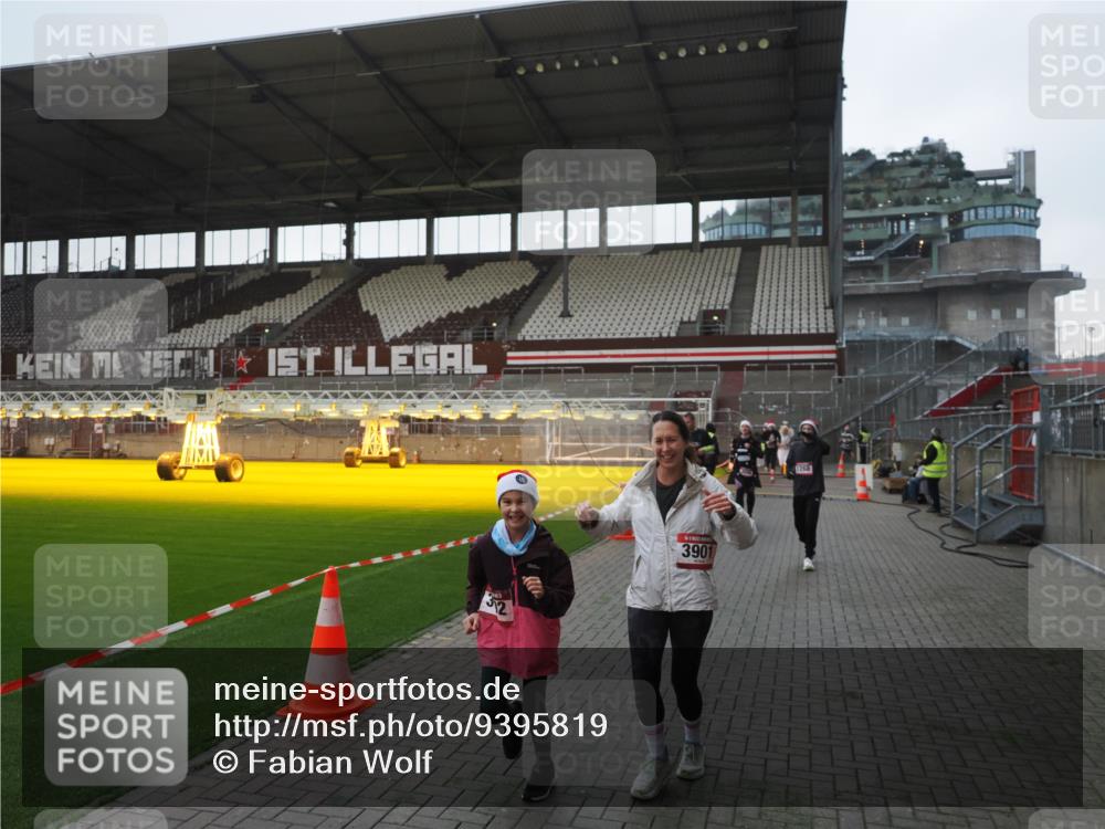 07.12.2025 - St. Pauli X-Mass-Run No. 15 Fabian Wolf http://msf.ph/oto/9395819 07.12.2025 10:33:12 Ziel 83, 1268, 2054, 2486, 3543, 3548, 3901, 3902 meine-sportfotos.de
