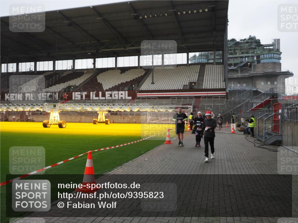 07.12.2025 - St. Pauli X-Mass-Run No. 15 Fabian Wolf http://msf.ph/oto/9395823 07.12.2025 10:33:13 Ziel 83, 1268, 1329, 2054, 3543, 3548, 3791, 3901, 3902 meine-sportfotos.de