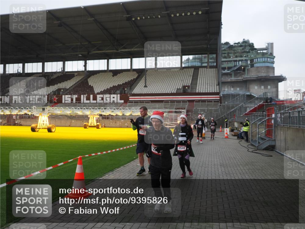 07.12.2025 - St. Pauli X-Mass-Run No. 15 Fabian Wolf http://msf.ph/oto/9395826 07.12.2025 10:33:16 Ziel 83, 498, 1268, 1329, 2054, 3543, 3548, 3791, 3901, 3902 meine-sportfotos.de