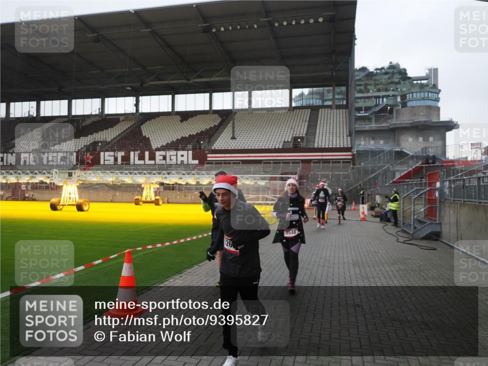 07.12.2025 - St. Pauli X-Mass-Run No. 15 Fabian Wolf http://msf.ph/oto/9395827 07.12.2025 10:33:16 Ziel 83, 498, 1268, 1329, 2054, 3543, 3548, 3791, 3901, 3902 meine-sportfotos.de