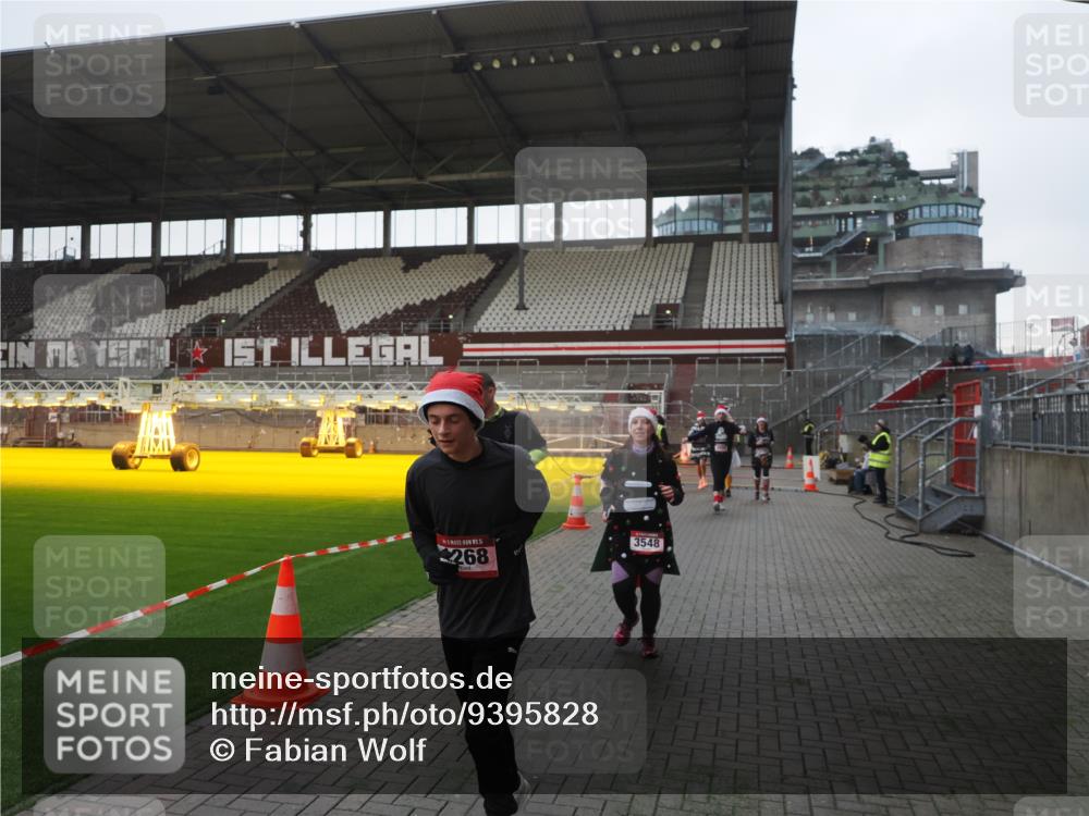 07.12.2025 - St. Pauli X-Mass-Run No. 15 Fabian Wolf http://msf.ph/oto/9395828 07.12.2025 10:33:16 Ziel 83, 498, 1268, 1329, 2054, 3543, 3548, 3791, 3901, 3902 meine-sportfotos.de