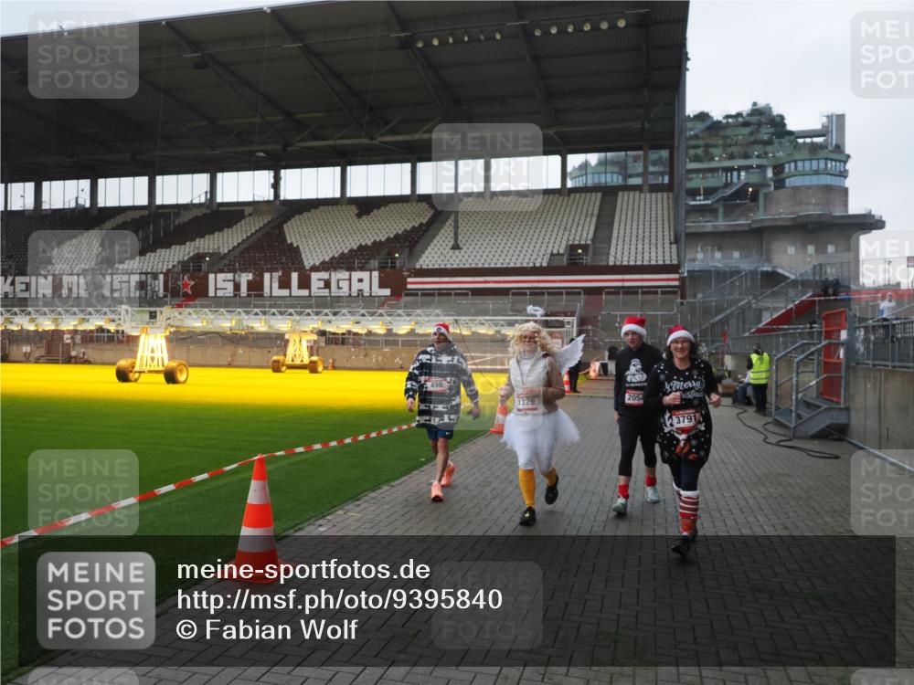 07.12.2025 - St. Pauli X-Mass-Run No. 15 Fabian Wolf http://msf.ph/oto/9395840 07.12.2025 10:33:21 Ziel 83, 498, 1268, 1329, 2054, 3543, 3548, 3791, 3901, 3902 meine-sportfotos.de