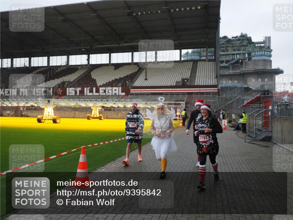 07.12.2025 - St. Pauli X-Mass-Run No. 15 Fabian Wolf http://msf.ph/oto/9395842 07.12.2025 10:33:22 Ziel 83, 498, 1268, 1329, 2054, 3543, 3548, 3791, 3901, 3902 meine-sportfotos.de