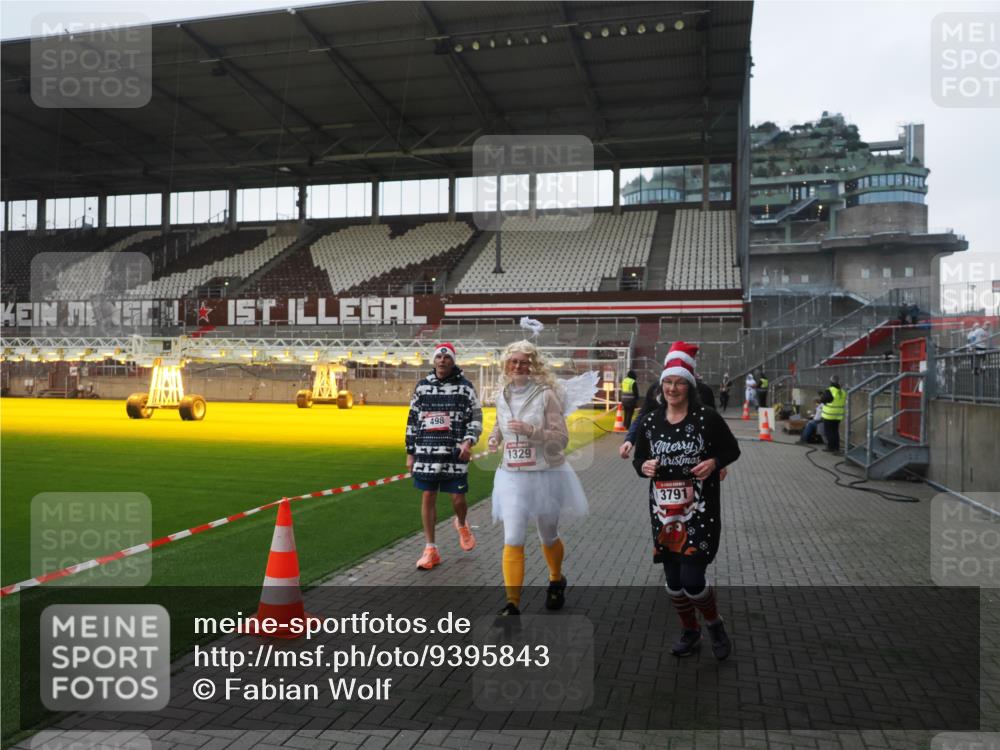 07.12.2025 - St. Pauli X-Mass-Run No. 15 Fabian Wolf http://msf.ph/oto/9395843 07.12.2025 10:33:22 Ziel 83, 498, 1268, 1329, 2054, 3543, 3548, 3791, 3901, 3902 meine-sportfotos.de