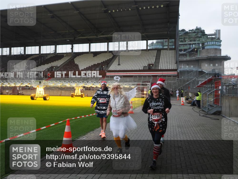 07.12.2025 - St. Pauli X-Mass-Run No. 15 Fabian Wolf http://msf.ph/oto/9395844 07.12.2025 10:33:22 Ziel 83, 498, 1268, 1329, 2054, 3543, 3548, 3791, 3901, 3902 meine-sportfotos.de