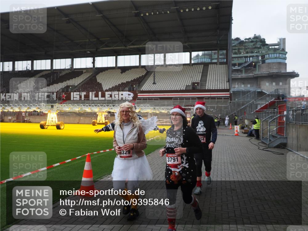 07.12.2025 - St. Pauli X-Mass-Run No. 15 Fabian Wolf http://msf.ph/oto/9395846 07.12.2025 10:33:23 Ziel 83, 498, 1268, 1329, 2054, 3543, 3548, 3791, 3901, 3902 meine-sportfotos.de