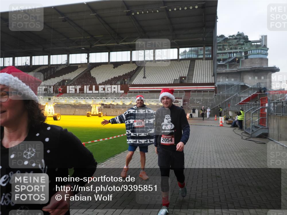07.12.2025 - St. Pauli X-Mass-Run No. 15 Fabian Wolf http://msf.ph/oto/9395851 07.12.2025 10:33:24 Ziel 83, 498, 1268, 1329, 2054, 3543, 3548, 3791 meine-sportfotos.de