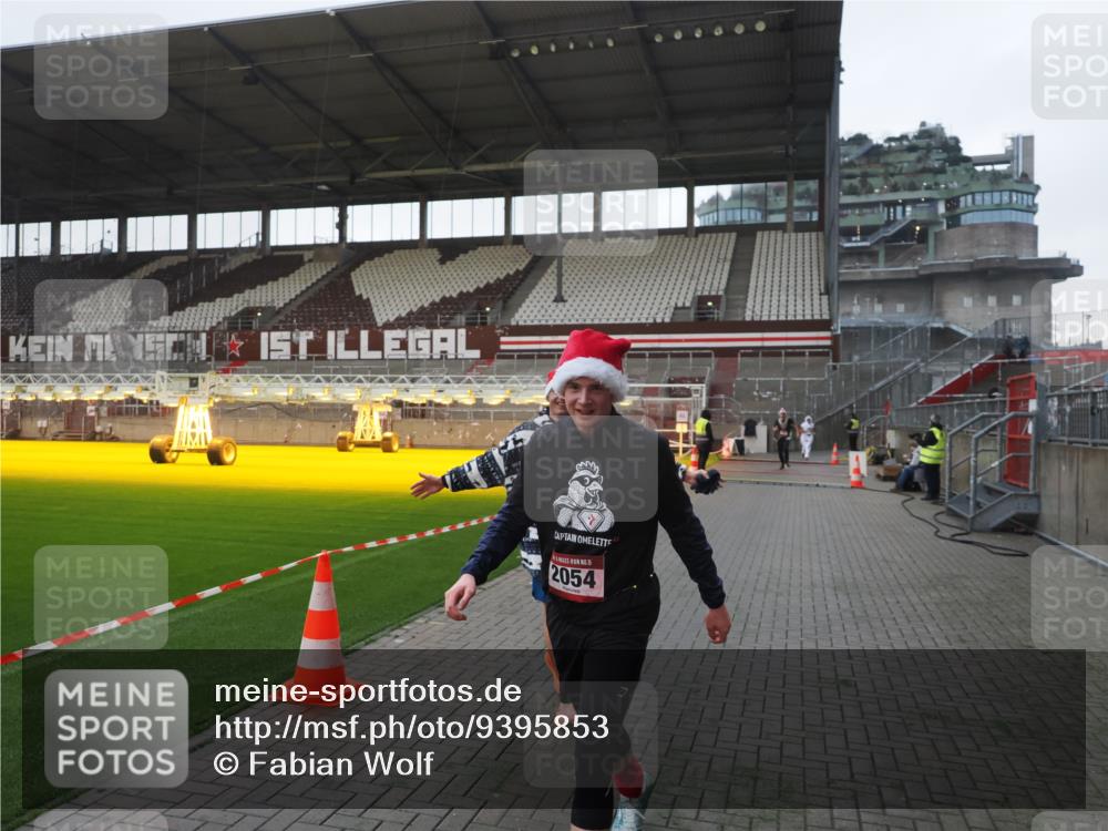 07.12.2025 - St. Pauli X-Mass-Run No. 15 Fabian Wolf http://msf.ph/oto/9395853 07.12.2025 10:33:24 Ziel 83, 498, 1268, 1329, 2054, 3543, 3548, 3791 meine-sportfotos.de