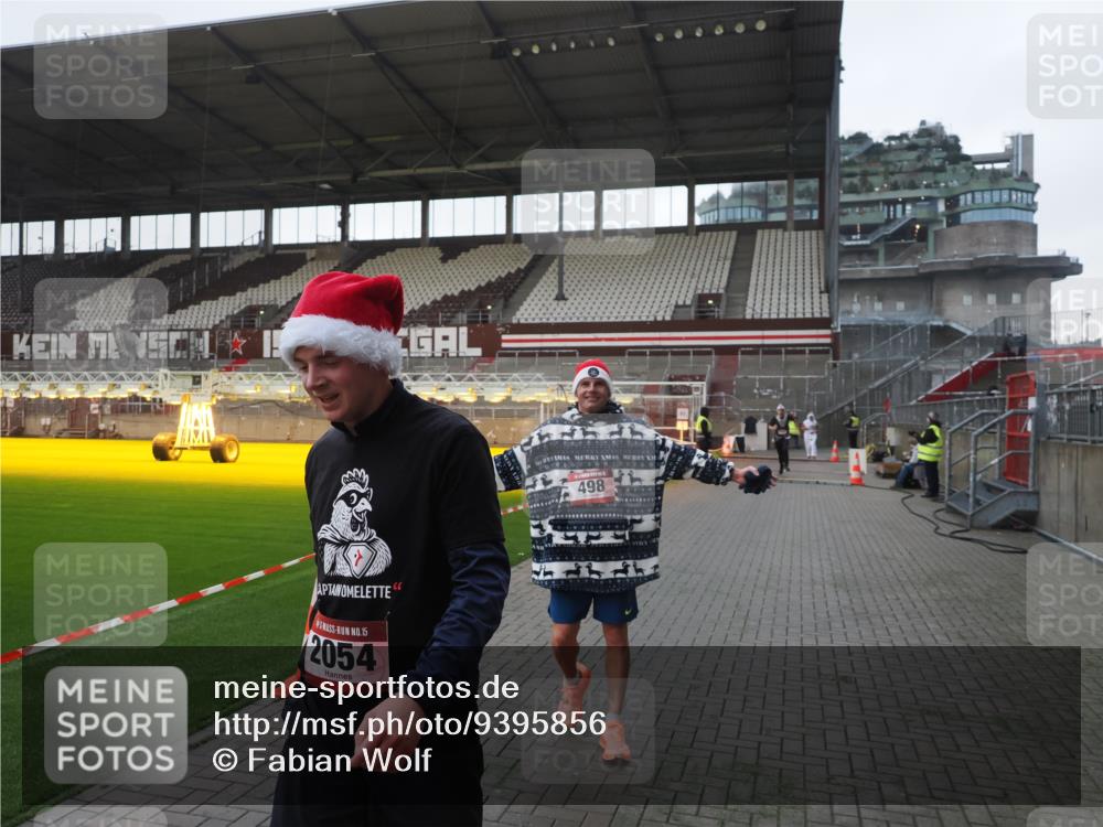 07.12.2025 - St. Pauli X-Mass-Run No. 15 Fabian Wolf http://msf.ph/oto/9395856 07.12.2025 10:33:25 Ziel 83, 498, 828, 1268, 1329, 2054, 3543, 3548, 3791 meine-sportfotos.de