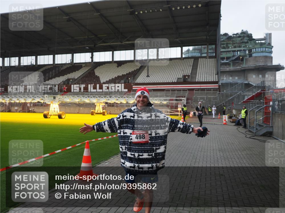07.12.2025 - St. Pauli X-Mass-Run No. 15 Fabian Wolf http://msf.ph/oto/9395862 07.12.2025 10:33:26 Ziel 498, 828, 1329, 2054, 3791 meine-sportfotos.de
