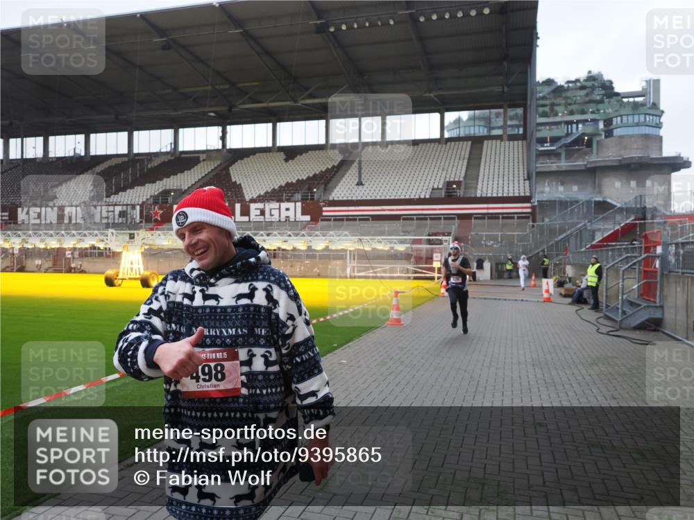 07.12.2025 - St. Pauli X-Mass-Run No. 15 Fabian Wolf http://msf.ph/oto/9395865 07.12.2025 10:33:27 Ziel 498, 828, 1329, 2054, 2065, 3791 meine-sportfotos.de