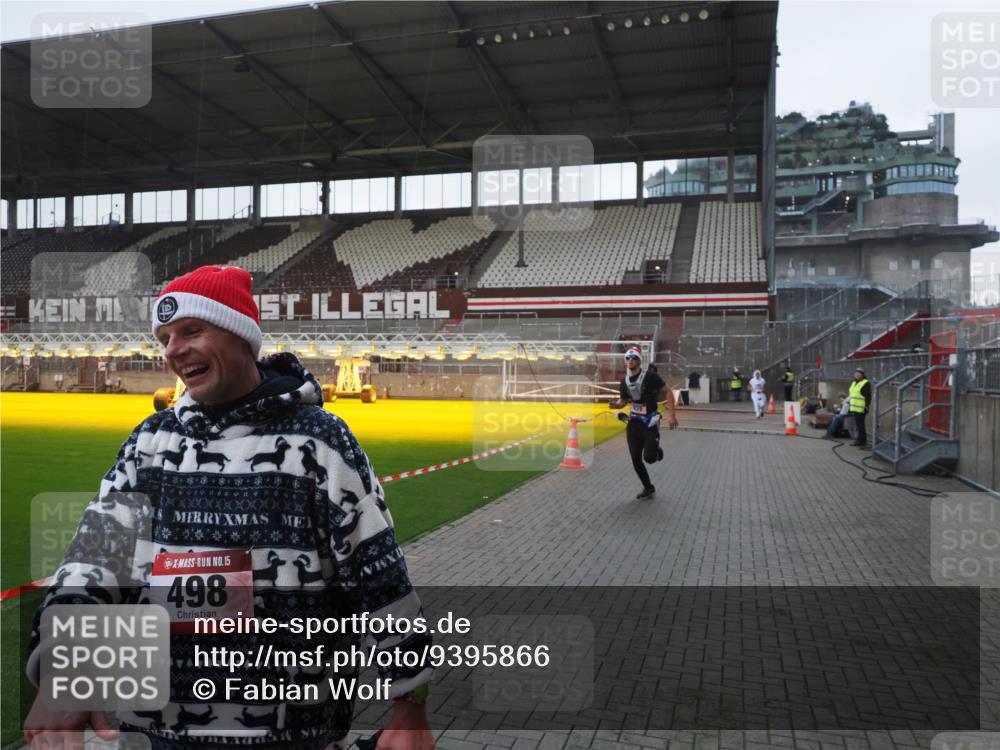 07.12.2025 - St. Pauli X-Mass-Run No. 15 Fabian Wolf http://msf.ph/oto/9395866 07.12.2025 10:33:27 Ziel 498, 828, 1329, 2054, 2065, 3791 meine-sportfotos.de