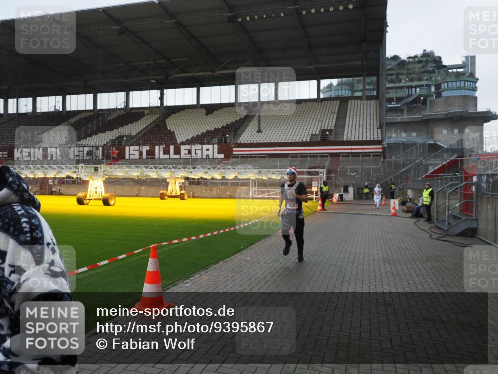 07.12.2025 - St. Pauli X-Mass-Run No. 15 Fabian Wolf http://msf.ph/oto/9395867 07.12.2025 10:33:27 Ziel 498, 828, 1329, 2054, 2065, 3791 meine-sportfotos.de