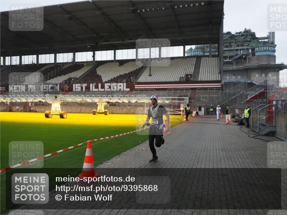 07.12.2025 - St. Pauli X-Mass-Run No. 15 Fabian Wolf http://msf.ph/oto/9395868 07.12.2025 10:33:27 Ziel 498, 828, 1329, 2054, 2065, 3791 meine-sportfotos.de