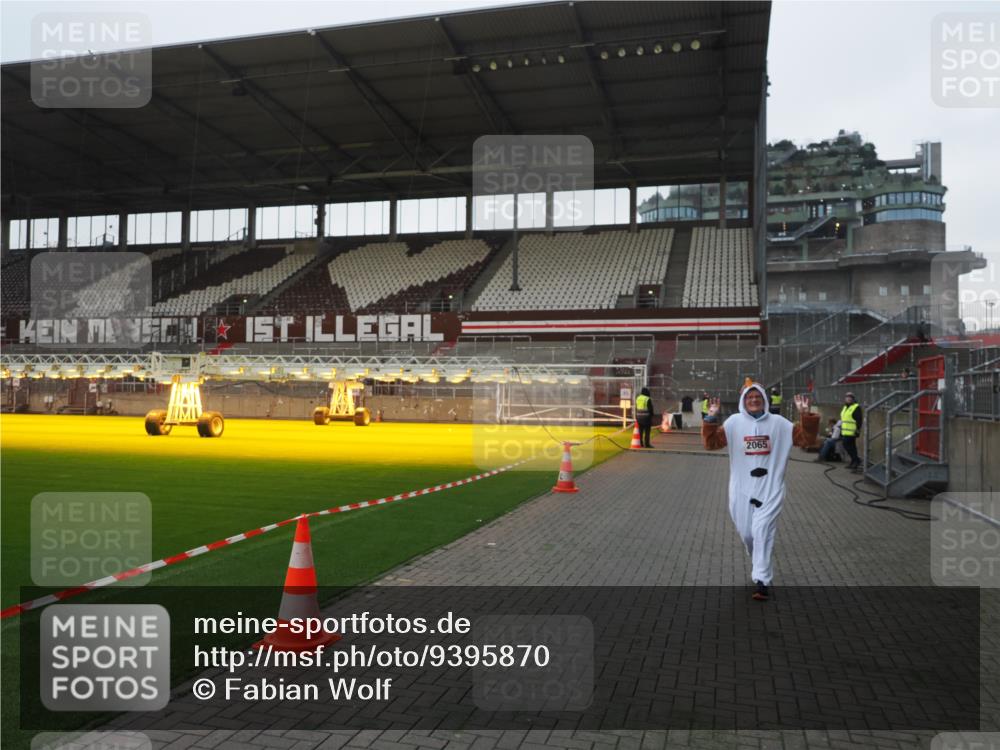 07.12.2025 - St. Pauli X-Mass-Run No. 15 Fabian Wolf http://msf.ph/oto/9395870 07.12.2025 10:33:36 Ziel 828, 2065 meine-sportfotos.de