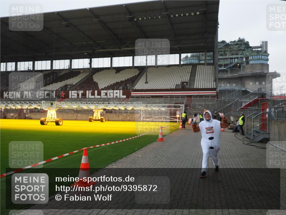 07.12.2025 - St. Pauli X-Mass-Run No. 15 Fabian Wolf http://msf.ph/oto/9395872 07.12.2025 10:33:36 Ziel 828, 2065 meine-sportfotos.de