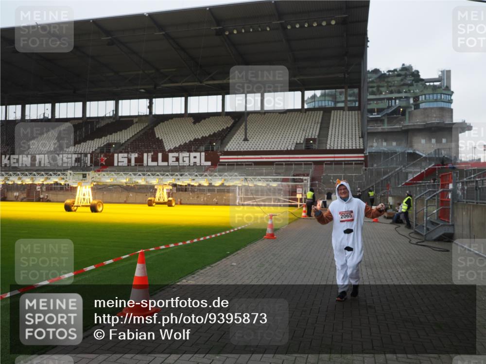 07.12.2025 - St. Pauli X-Mass-Run No. 15 Fabian Wolf http://msf.ph/oto/9395873 07.12.2025 10:33:37 Ziel 828, 2065 meine-sportfotos.de