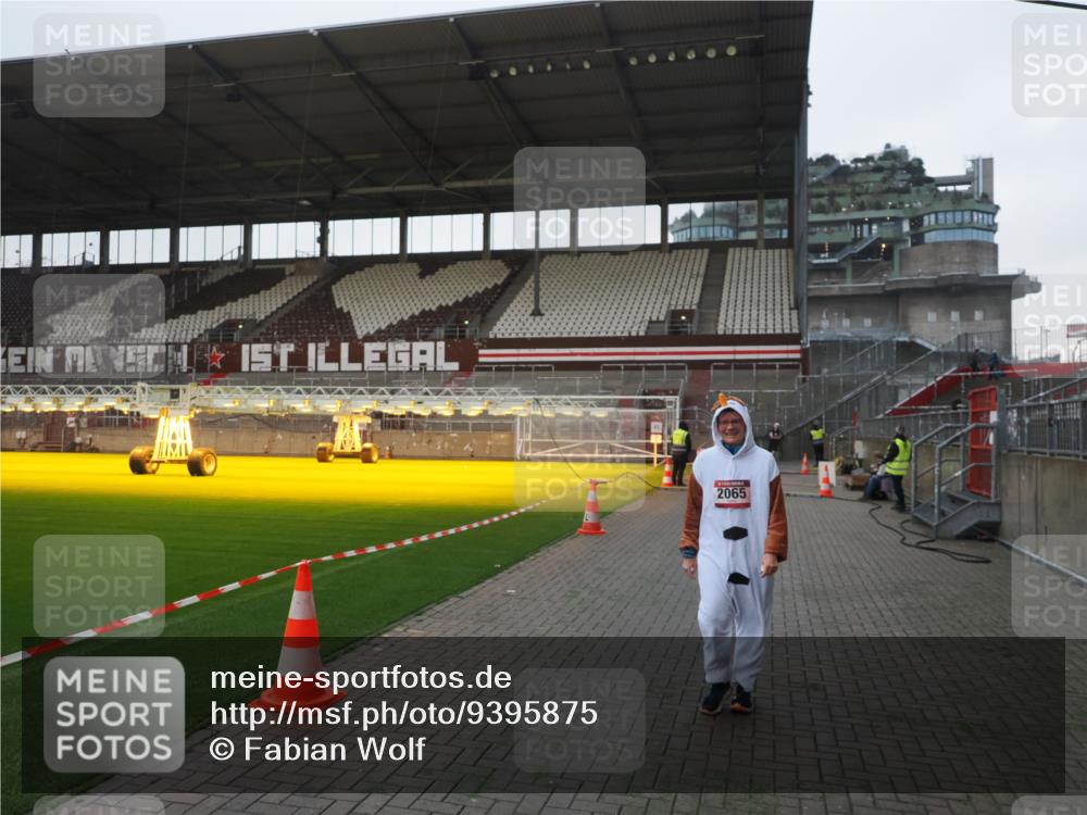 07.12.2025 - St. Pauli X-Mass-Run No. 15 Fabian Wolf http://msf.ph/oto/9395875 07.12.2025 10:33:37 Ziel 828, 2065 meine-sportfotos.de