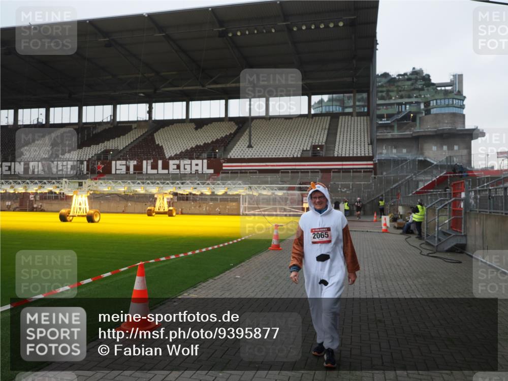 07.12.2025 - St. Pauli X-Mass-Run No. 15 Fabian Wolf http://msf.ph/oto/9395877 07.12.2025 10:33:38 Ziel 828, 2065 meine-sportfotos.de