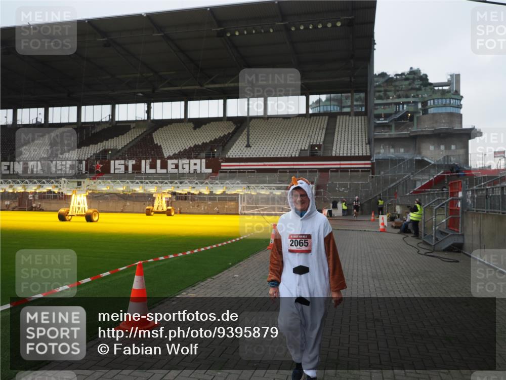 07.12.2025 - St. Pauli X-Mass-Run No. 15 Fabian Wolf http://msf.ph/oto/9395879 07.12.2025 10:33:38 Ziel 828, 2065 meine-sportfotos.de