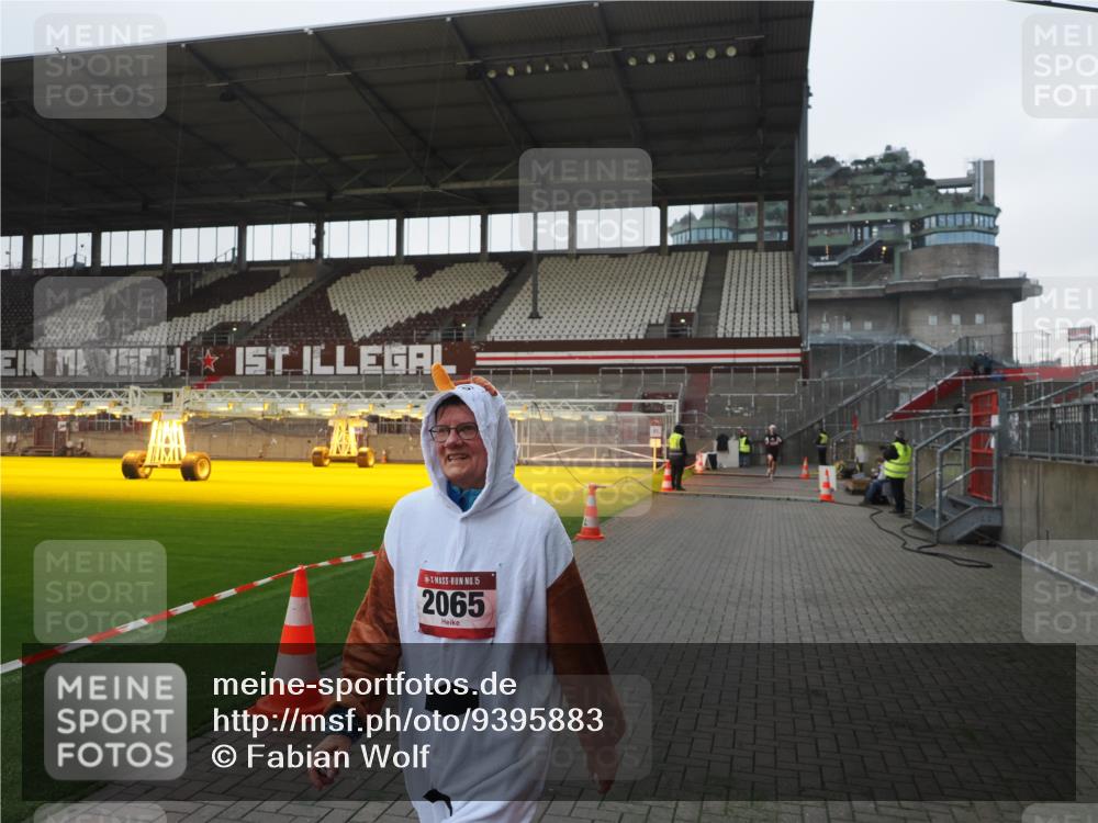 07.12.2025 - St. Pauli X-Mass-Run No. 15 Fabian Wolf http://msf.ph/oto/9395883 07.12.2025 10:33:39 Ziel 828, 2065 meine-sportfotos.de