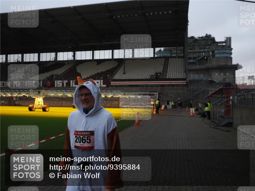 07.12.2025 - St. Pauli X-Mass-Run No. 15 Fabian Wolf http://msf.ph/oto/9395884 07.12.2025 10:33:39 Ziel 828, 2065 meine-sportfotos.de