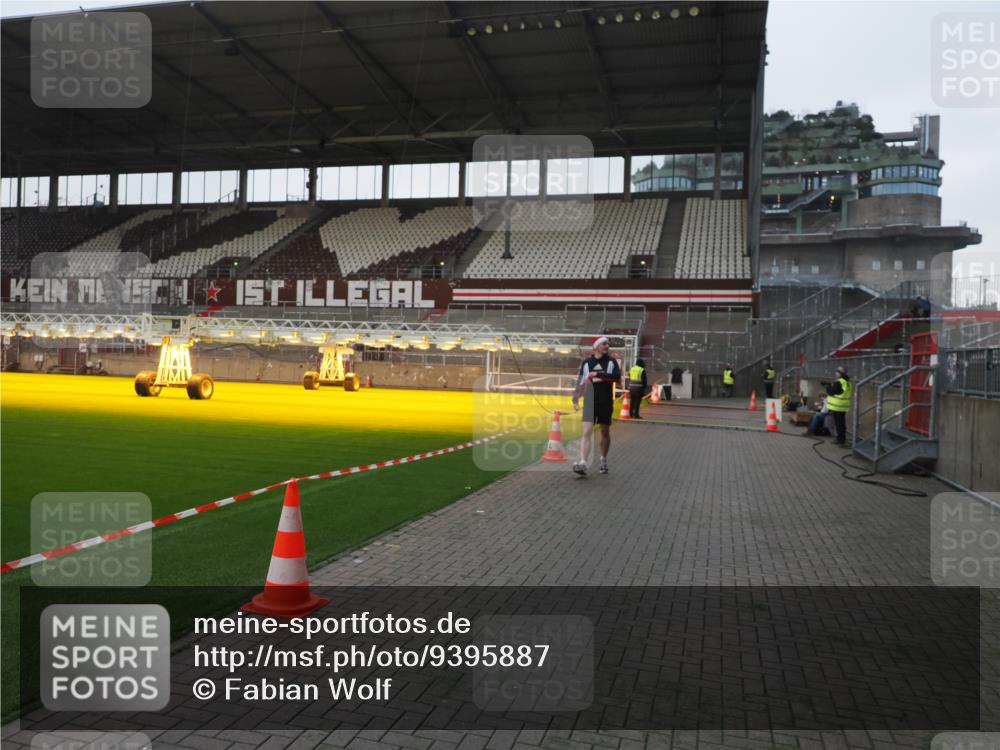 07.12.2025 - St. Pauli X-Mass-Run No. 15 Fabian Wolf http://msf.ph/oto/9395887 07.12.2025 10:33:44 Ziel 828, 2065, 2558 meine-sportfotos.de