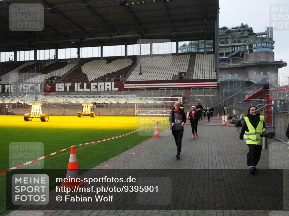 07.12.2025 - St. Pauli X-Mass-Run No. 15 Fabian Wolf http://msf.ph/oto/9395901 07.12.2025 10:34:28 Ziel 2212, 2639, 3389, 3390 meine-sportfotos.de