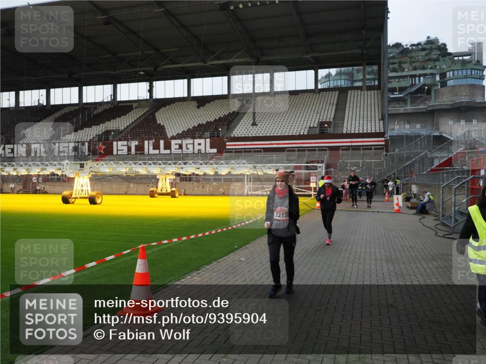 07.12.2025 - St. Pauli X-Mass-Run No. 15 Fabian Wolf http://msf.ph/oto/9395904 07.12.2025 10:34:29 Ziel 2212, 2639, 3389, 3390 meine-sportfotos.de