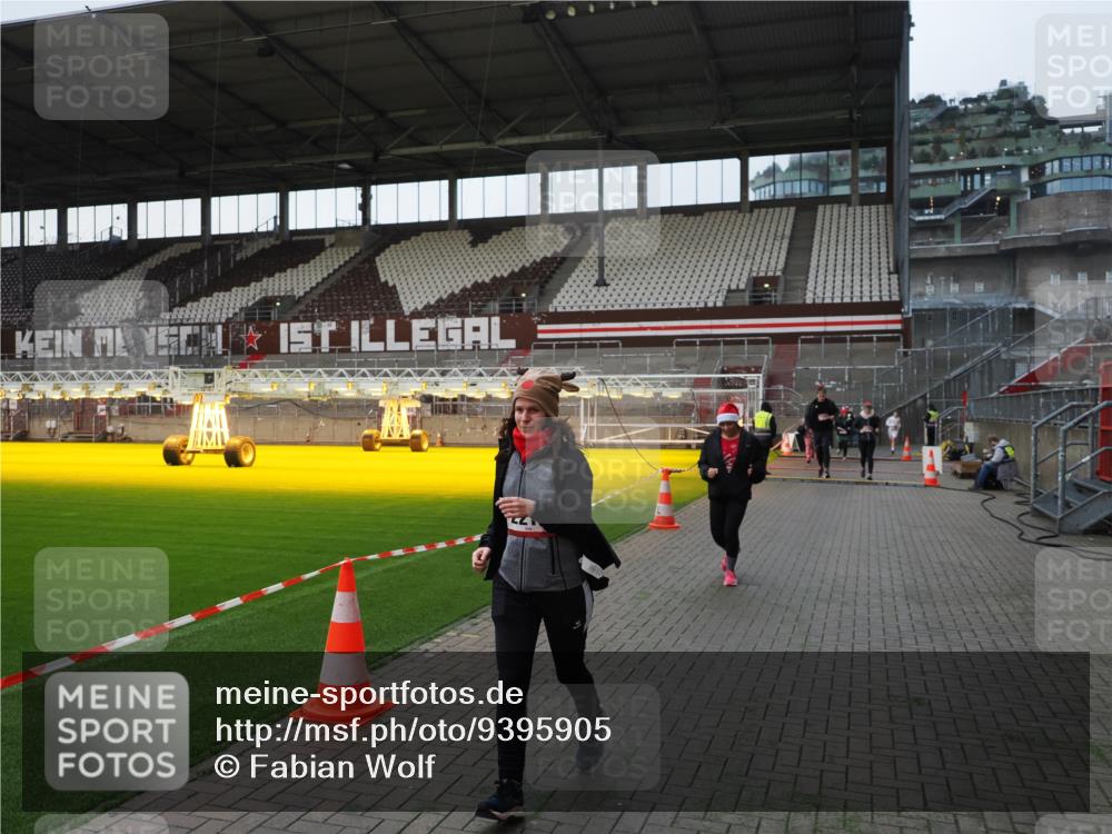 07.12.2025 - St. Pauli X-Mass-Run No. 15 Fabian Wolf http://msf.ph/oto/9395905 07.12.2025 10:34:30 Ziel 2212, 2639, 3389, 3390, 4337 meine-sportfotos.de