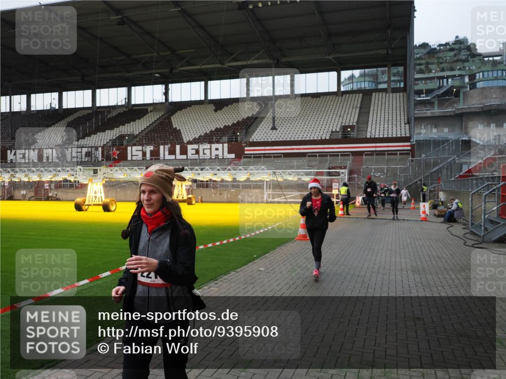 07.12.2025 - St. Pauli X-Mass-Run No. 15 Fabian Wolf http://msf.ph/oto/9395908 07.12.2025 10:34:30 Ziel 2212, 2639, 3389, 3390, 4337 meine-sportfotos.de