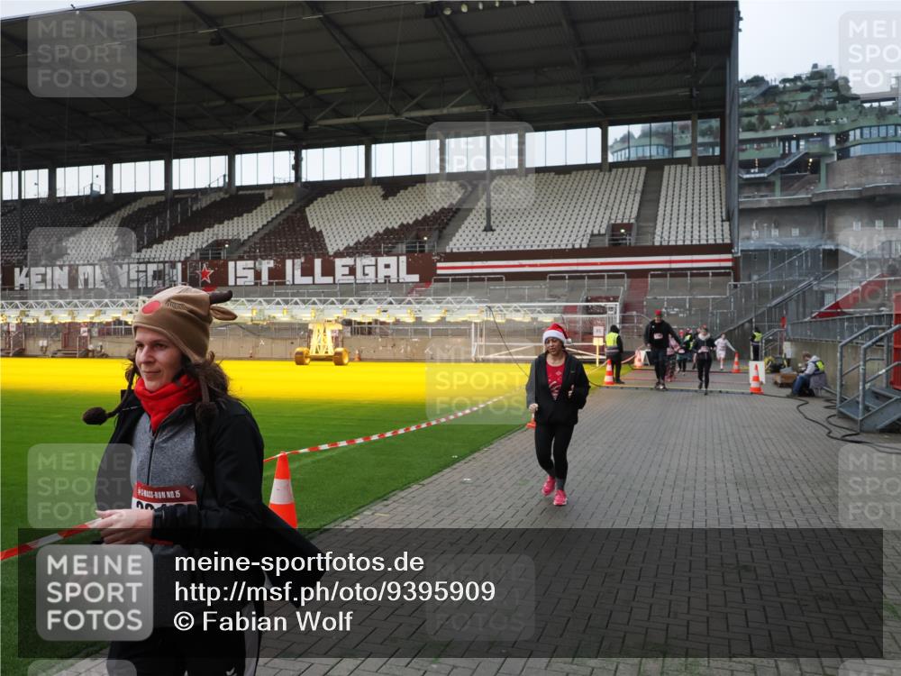 07.12.2025 - St. Pauli X-Mass-Run No. 15 Fabian Wolf http://msf.ph/oto/9395909 07.12.2025 10:34:31 Ziel 2212, 2639, 3389, 3390, 4316, 4317, 4336, 4337 meine-sportfotos.de