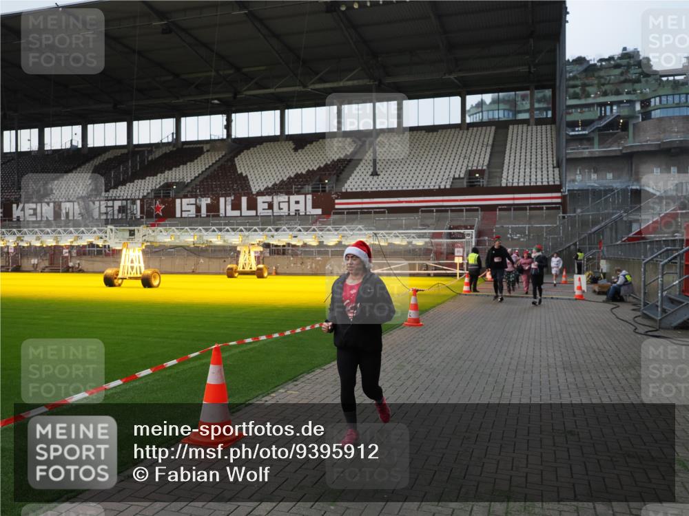 07.12.2025 - St. Pauli X-Mass-Run No. 15 Fabian Wolf http://msf.ph/oto/9395912 07.12.2025 10:34:32 Ziel 2212, 2639, 3389, 3390, 4316, 4317, 4336, 4337 meine-sportfotos.de