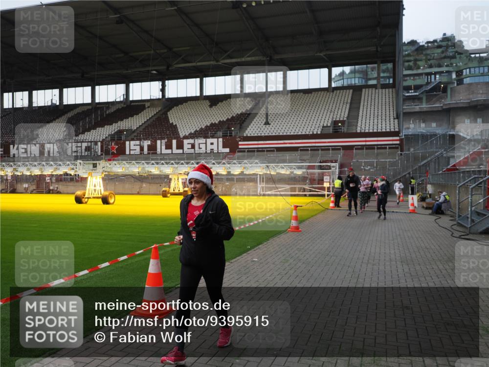 07.12.2025 - St. Pauli X-Mass-Run No. 15 Fabian Wolf http://msf.ph/oto/9395915 07.12.2025 10:34:32 Ziel 2212, 2639, 3389, 3390, 4316, 4317, 4336, 4337 meine-sportfotos.de