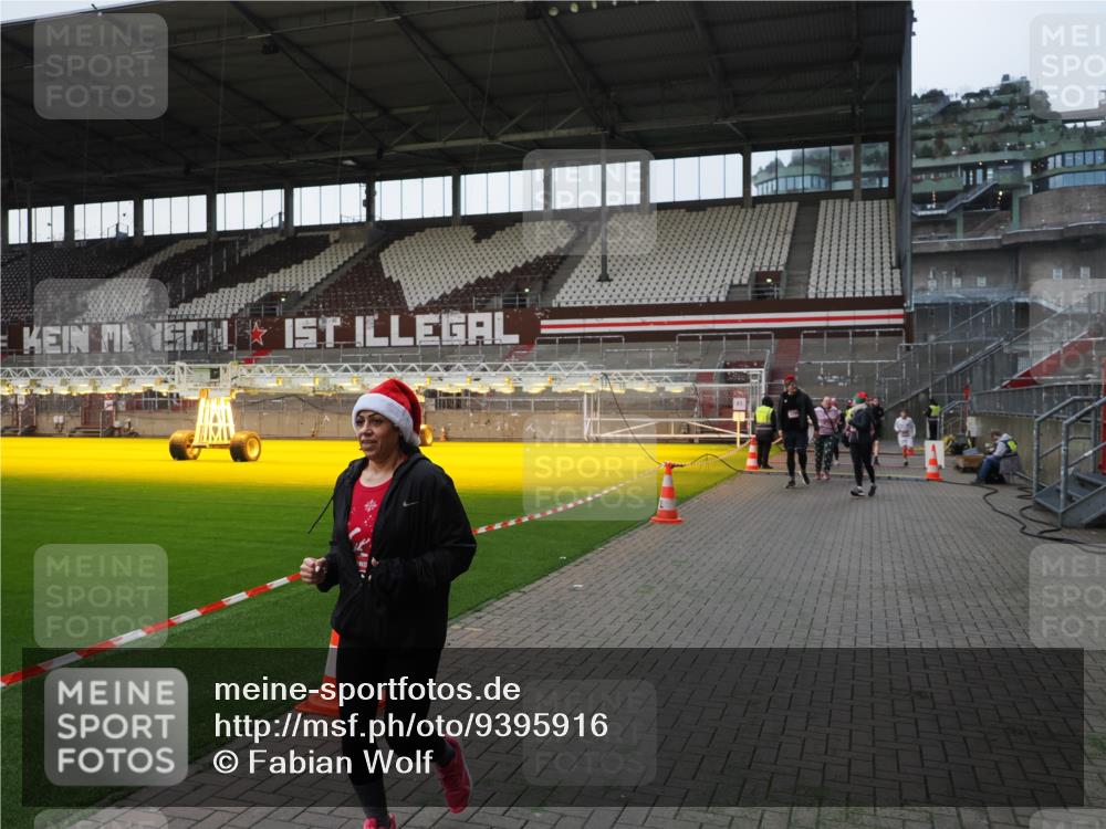 07.12.2025 - St. Pauli X-Mass-Run No. 15 Fabian Wolf http://msf.ph/oto/9395916 07.12.2025 10:34:32 Ziel 2212, 2639, 3389, 3390, 4316, 4317, 4336, 4337 meine-sportfotos.de