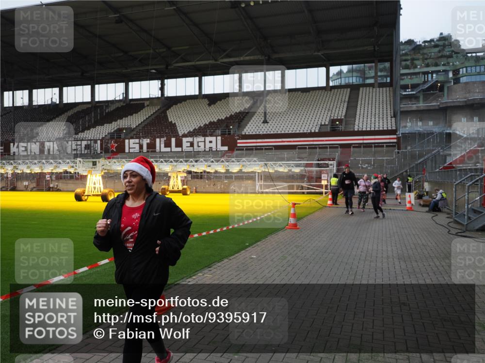 07.12.2025 - St. Pauli X-Mass-Run No. 15 Fabian Wolf http://msf.ph/oto/9395917 07.12.2025 10:34:33 Ziel 137, 578, 2212, 2639, 3389, 3390, 4316, 4317, 4336, 4337 meine-sportfotos.de