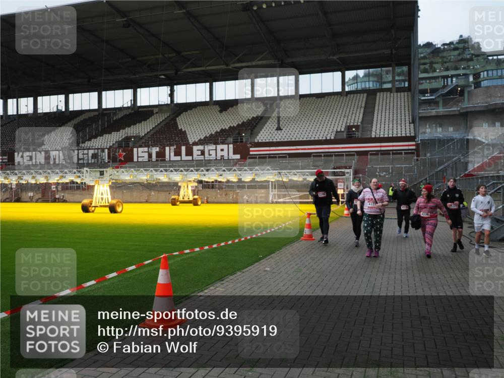 07.12.2025 - St. Pauli X-Mass-Run No. 15 Fabian Wolf http://msf.ph/oto/9395919 07.12.2025 10:34:37 Ziel 137, 578, 2212, 2639, 3389, 3390, 4316, 4317, 4336, 4337 meine-sportfotos.de