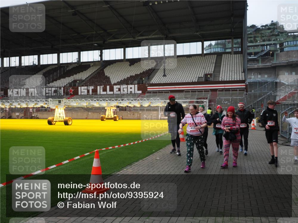07.12.2025 - St. Pauli X-Mass-Run No. 15 Fabian Wolf http://msf.ph/oto/9395924 07.12.2025 10:34:39 Ziel 137, 578, 2212, 2639, 3389, 3390, 4316, 4317, 4336, 4337 meine-sportfotos.de