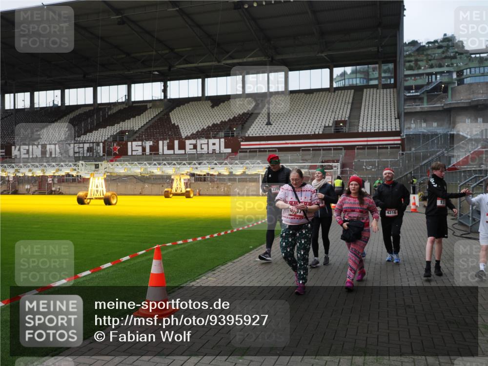 07.12.2025 - St. Pauli X-Mass-Run No. 15 Fabian Wolf http://msf.ph/oto/9395927 07.12.2025 10:34:40 Ziel 137, 578, 2639, 3389, 3390, 4309, 4316, 4317, 4336, 4337 meine-sportfotos.de