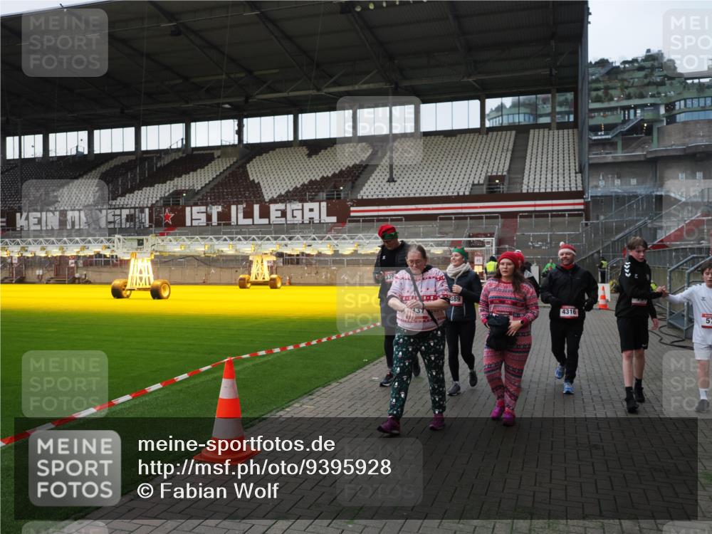 07.12.2025 - St. Pauli X-Mass-Run No. 15 Fabian Wolf http://msf.ph/oto/9395928 07.12.2025 10:34:40 Ziel 137, 578, 2639, 3389, 3390, 4309, 4316, 4317, 4336, 4337 meine-sportfotos.de