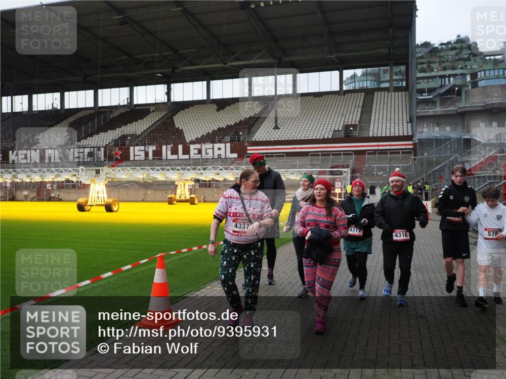 07.12.2025 - St. Pauli X-Mass-Run No. 15 Fabian Wolf http://msf.ph/oto/9395931 07.12.2025 10:34:41 Ziel 137, 578, 2639, 3389, 3390, 4309, 4316, 4317, 4336, 4337 meine-sportfotos.de