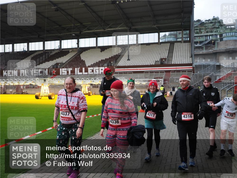 07.12.2025 - St. Pauli X-Mass-Run No. 15 Fabian Wolf http://msf.ph/oto/9395934 07.12.2025 10:34:42 Ziel 137, 578, 3389, 3390, 4277, 4309, 4310, 4316, 4317, 4336, 4337 meine-sportfotos.de