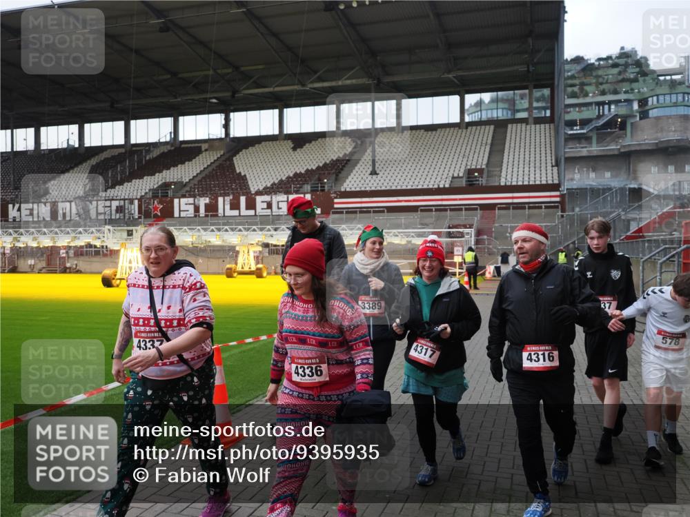 07.12.2025 - St. Pauli X-Mass-Run No. 15 Fabian Wolf http://msf.ph/oto/9395935 07.12.2025 10:34:42 Ziel 137, 578, 3389, 3390, 4277, 4309, 4310, 4316, 4317, 4336, 4337 meine-sportfotos.de
