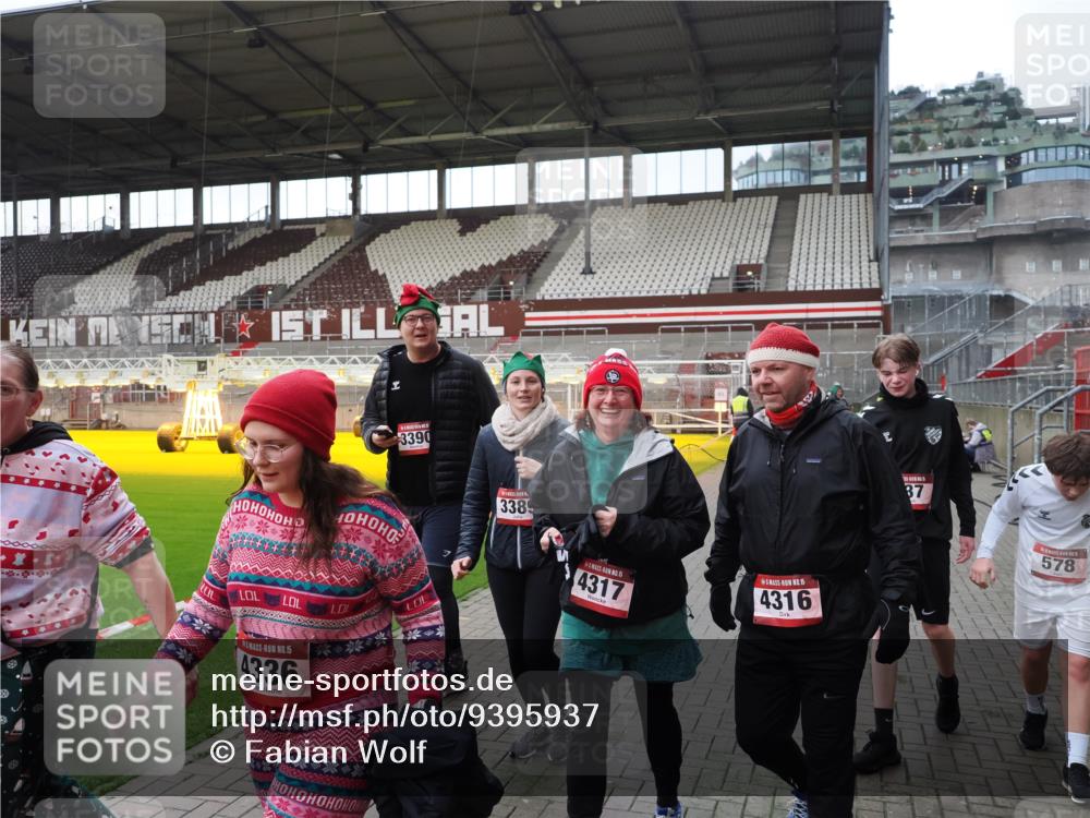 07.12.2025 - St. Pauli X-Mass-Run No. 15 Fabian Wolf http://msf.ph/oto/9395937 07.12.2025 10:34:42 Ziel 137, 578, 3389, 3390, 4277, 4309, 4310, 4316, 4317, 4336, 4337 meine-sportfotos.de
