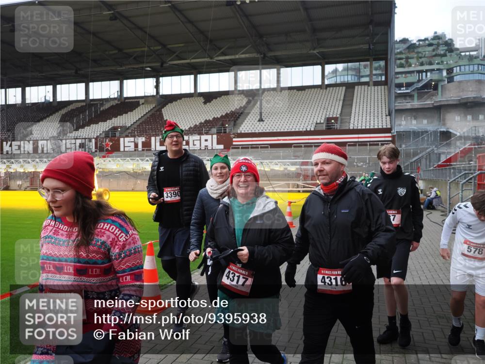 07.12.2025 - St. Pauli X-Mass-Run No. 15 Fabian Wolf http://msf.ph/oto/9395938 07.12.2025 10:34:43 Ziel 137, 578, 3389, 3390, 4276, 4277, 4309, 4310, 4316, 4317, 4336, 4337 meine-sportfotos.de