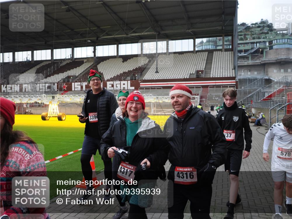 07.12.2025 - St. Pauli X-Mass-Run No. 15 Fabian Wolf http://msf.ph/oto/9395939 07.12.2025 10:34:43 Ziel 137, 578, 3389, 3390, 4276, 4277, 4309, 4310, 4316, 4317, 4336, 4337 meine-sportfotos.de