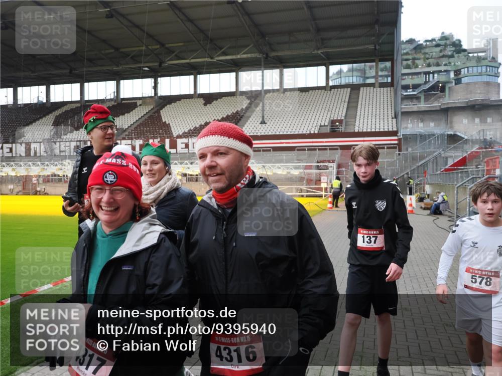 07.12.2025 - St. Pauli X-Mass-Run No. 15 Fabian Wolf http://msf.ph/oto/9395940 07.12.2025 10:34:43 Ziel 137, 578, 3389, 3390, 4276, 4277, 4309, 4310, 4316, 4317, 4336, 4337 meine-sportfotos.de