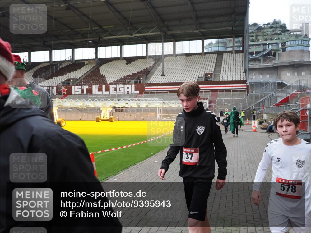 07.12.2025 - St. Pauli X-Mass-Run No. 15 Fabian Wolf http://msf.ph/oto/9395943 07.12.2025 10:34:44 Ziel 137, 578, 3389, 3390, 4276, 4277, 4309, 4310, 4316, 4317, 4336, 4337 meine-sportfotos.de