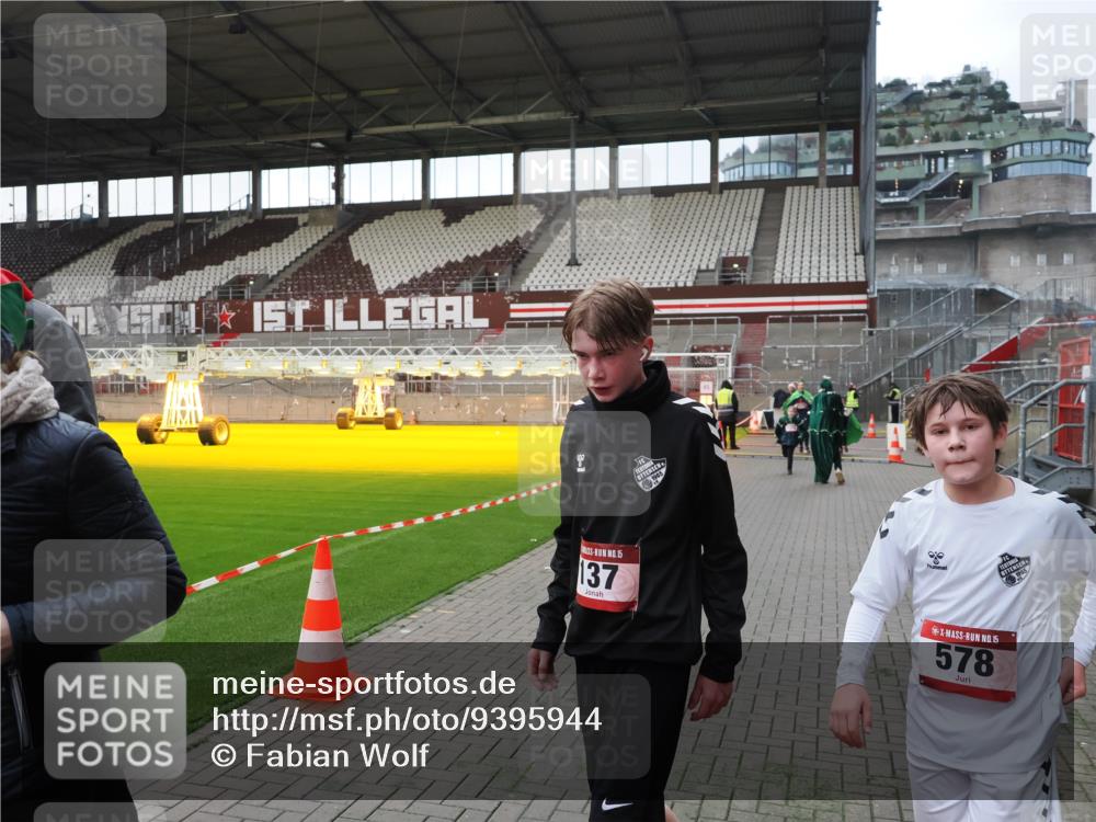 07.12.2025 - St. Pauli X-Mass-Run No. 15 Fabian Wolf http://msf.ph/oto/9395944 07.12.2025 10:34:44 Ziel 137, 578, 3389, 3390, 4276, 4277, 4309, 4310, 4316, 4317, 4336, 4337 meine-sportfotos.de