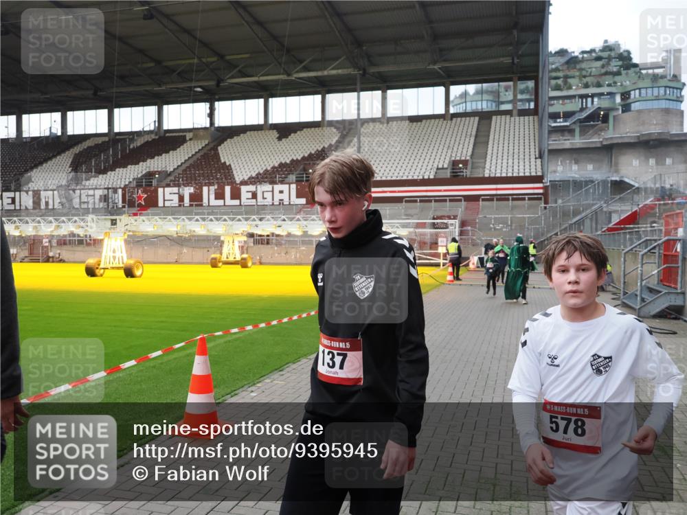 07.12.2025 - St. Pauli X-Mass-Run No. 15 Fabian Wolf http://msf.ph/oto/9395945 07.12.2025 10:34:44 Ziel 137, 578, 3389, 3390, 4276, 4277, 4309, 4310, 4316, 4317, 4336, 4337 meine-sportfotos.de